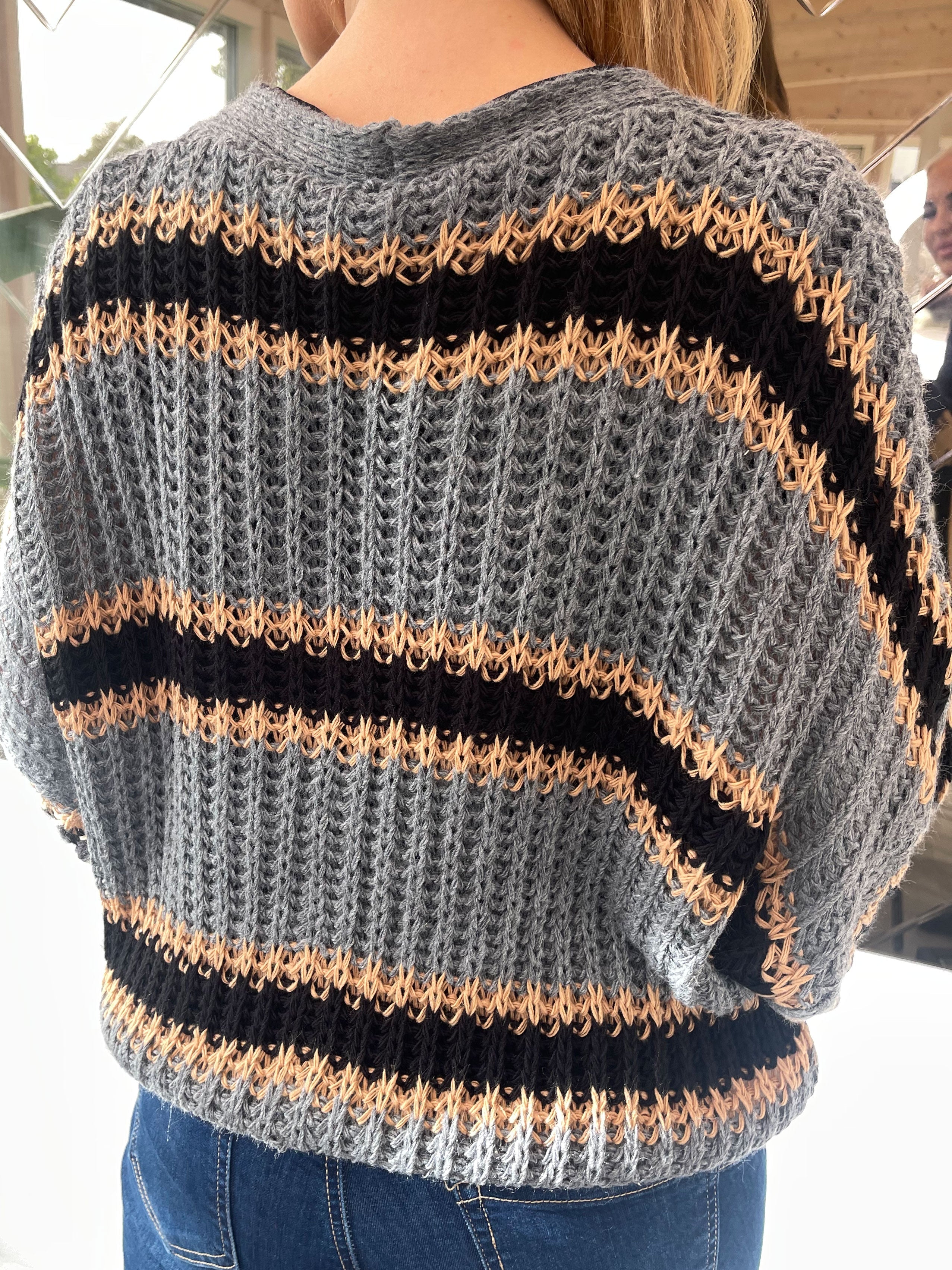 Noelia - Kort stickad kofta med ränder - Camel